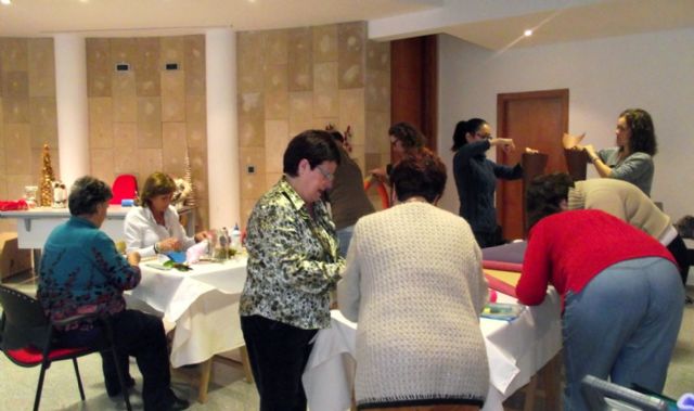 El ciclo Entre Nosotras cierra el trimestre con un taller de adornos navideños - 1, Foto 1
