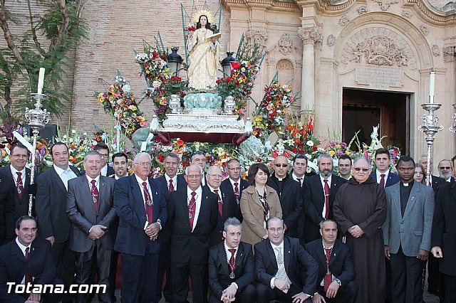 Centenares de personas ofrecen miles de flores a la patrona Santa Eulalia en la tradicional ofrenda - 1, Foto 1