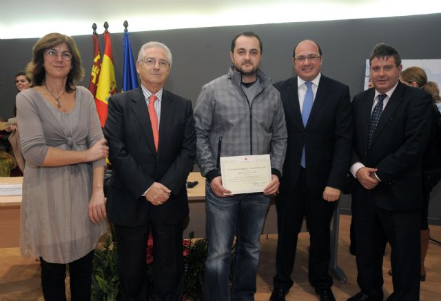 Marta López-Briones, directora general de Formación Profesional; Juan Antonio Muñoz, presidente de FREMM; Ángel Matías, alumno premiado; y José Daniel Martín, secretario general de FREMM, Foto 1