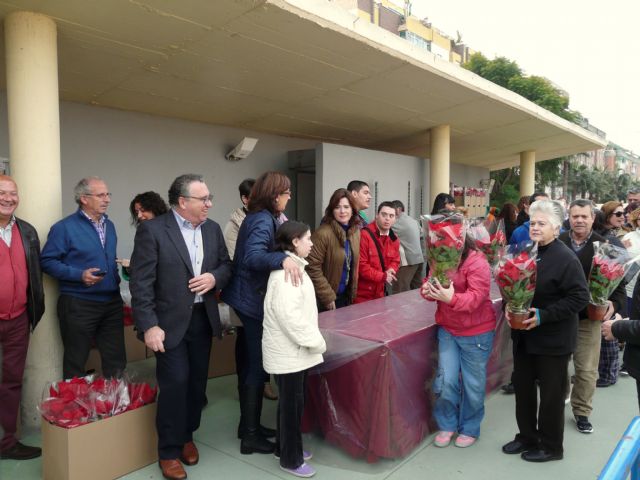 El Ayuntamiento de Molina de Segura y la empresa de servicios Sercomosa reparten unas 4.000 macetas con flores de Pascua - 1, Foto 1