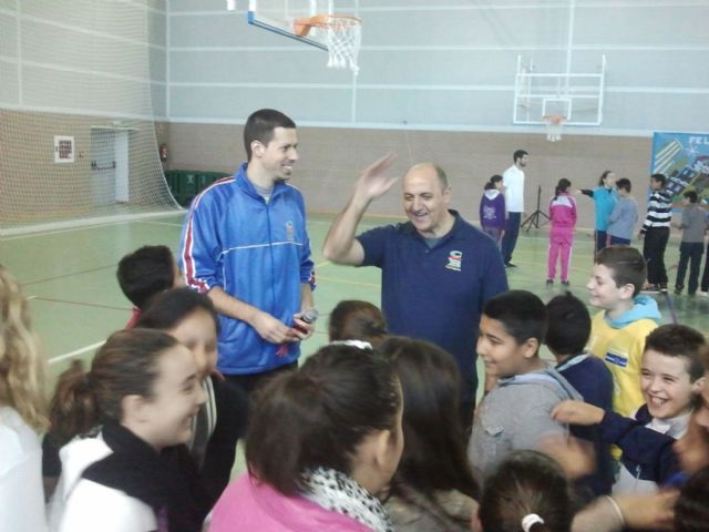 Una de baloncesto entre el colegio Luis Vives y el UPCT Basket Cartagena - 1, Foto 1