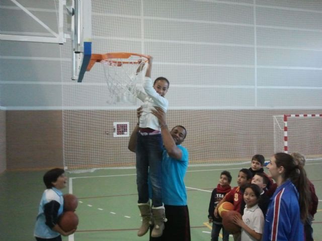 Una de baloncesto entre el colegio Luis Vives y el UPCT Basket Cartagena - 4, Foto 4