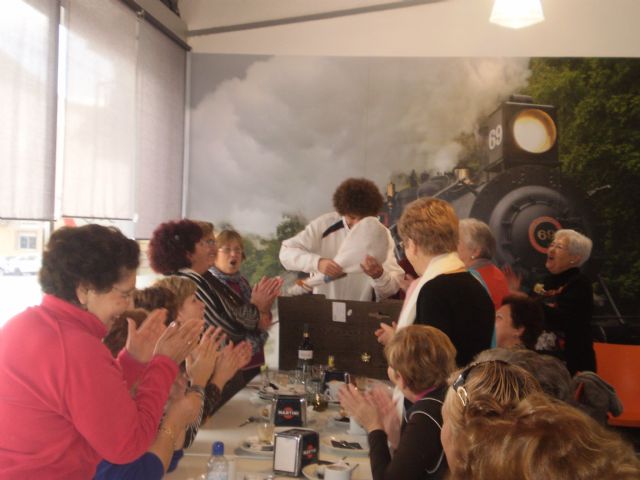 Los alumnos de la Escuela Deportiva Municipal de Gerontogimnasia de Alguazas organizan su tradicional Café de Navidad - 1, Foto 1