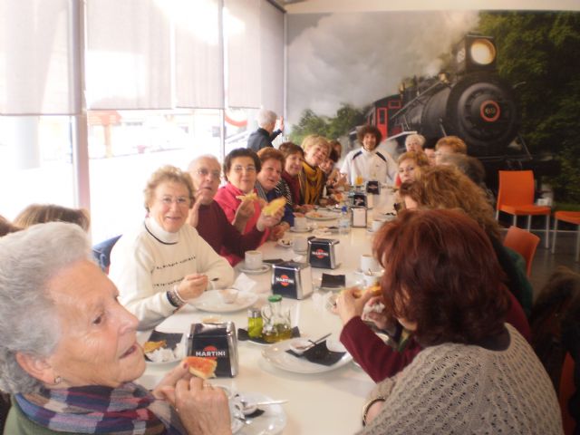 Los alumnos de la Escuela Deportiva Municipal de Gerontogimnasia de Alguazas organizan su tradicional Café de Navidad - 2, Foto 2