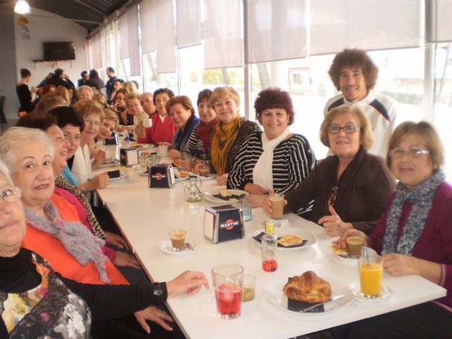 Los alumnos de la Escuela Deportiva Municipal de Gerontogimnasia de Alguazas organizan su tradicional Café de Navidad - 3, Foto 3