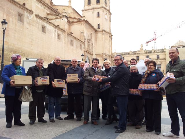 El Alcalde entrega a Cáritas una donación de productos infantiles obtenida gracias a la Gala de Navidad realizada por los Pedáneos de Lorca - 1, Foto 1