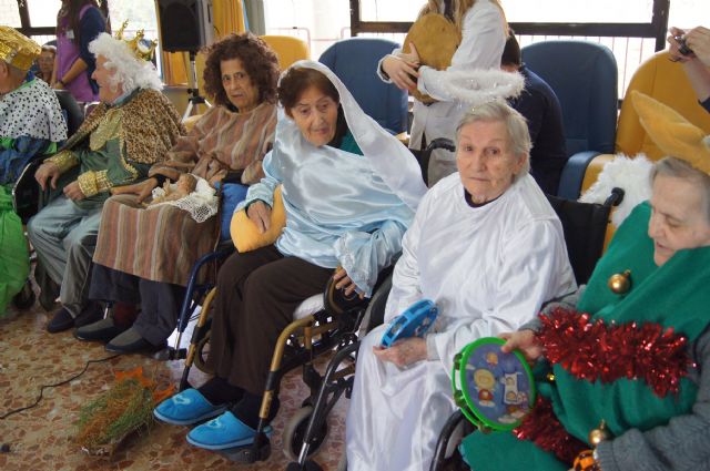 Autoridades municipales visitan a las personas mayores para felicitarles la Navidad - 1, Foto 1