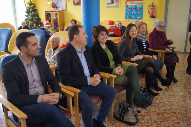 Autoridades municipales visitan a las personas mayores para felicitarles la Navidad - 3, Foto 3
