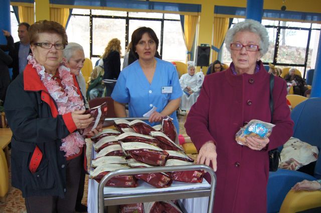 Autoridades municipales visitan a las personas mayores para felicitarles la Navidad - 4, Foto 4
