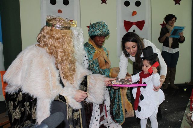 Sus Majestades los Reyes Magos de Oriente visitan a los niños y niñas del CAI - 2, Foto 2