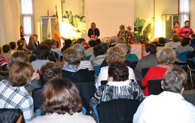 La asociación de Amas de Casa homenajea a sus socias veteranas en su acto navideño - 1, Foto 1