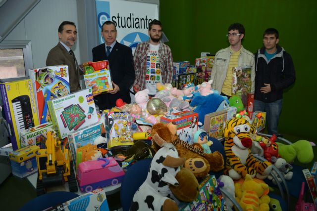 El concejal Antonio Calderón, el vicerrector Francisco Martínez e Ignacio Cifuentes, del Consejo de Estudiantes, Foto 1