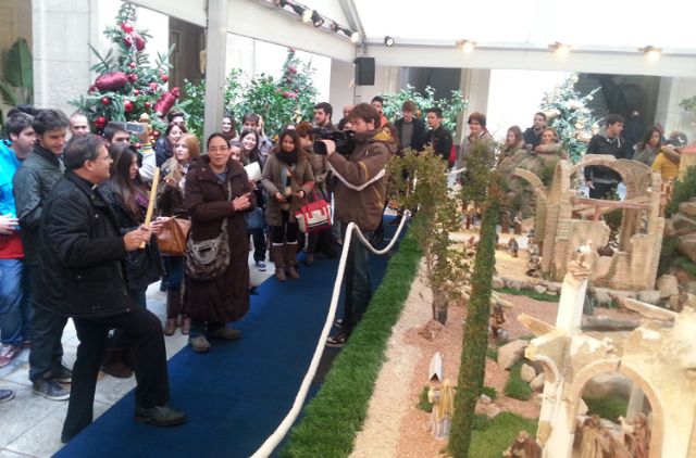 Los alumnos de la UCAM felicitan la Navidad al obispo José Manuel Lorca Planes - 1, Foto 1