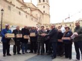 El Alcalde entrega a Cáritas una donación de productos infantiles obtenida gracias a la Gala de Navidad realizada por los Pedáneos de Lorca