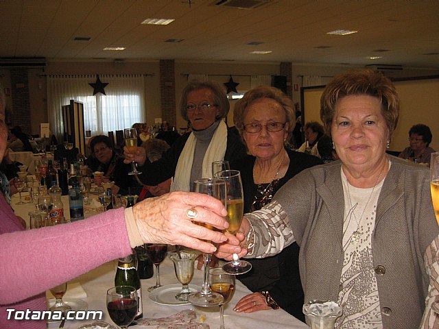 La Asociacin de Amas de Casa y Usuarios “Las Tres Avemaras” celebr una comida de convivencias, con motivo de las fiestas navideñas - 32