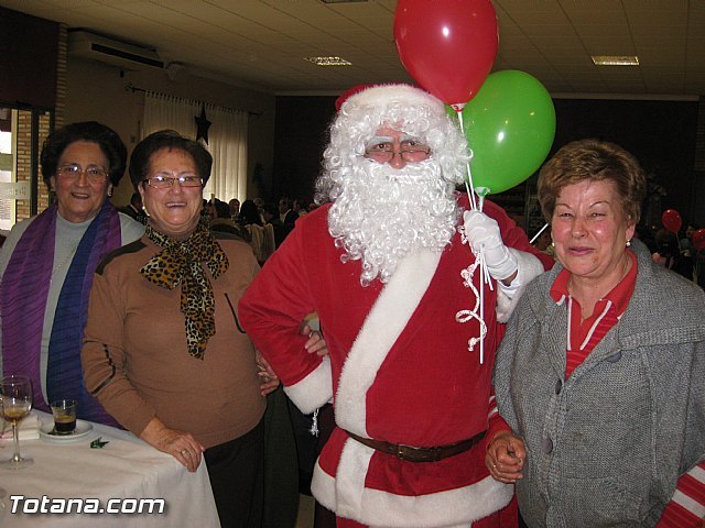 La Asociación de Amas de Casa y Usuarios “Las Tres Avemarías” celebró una comida de convivencias, con motivo de las fiestas navideñas, Foto 1