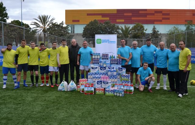 Las Nuevas Generaciones del PP consiguen 600 cartones de leche para Cáritas en un partido de fútbol benéfico - 1, Foto 1