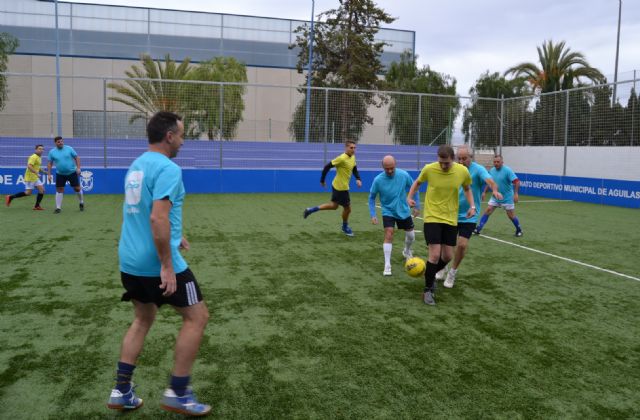 Las Nuevas Generaciones del PP consiguen 600 cartones de leche para Cáritas en un partido de fútbol benéfico - 2, Foto 2