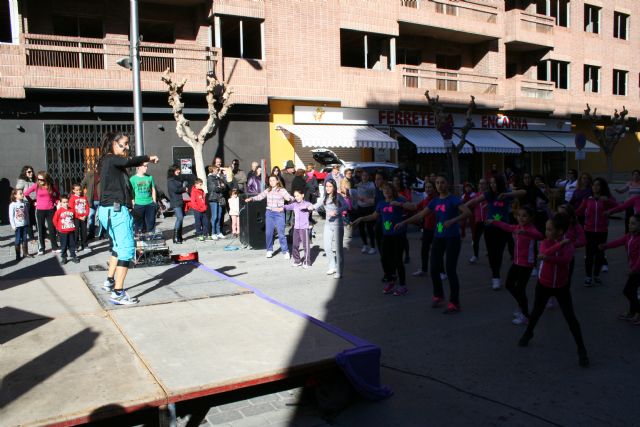 El I Maratón de Zumba Fitness recoge 300 kilos de comida para familias necesitadas de Cehegín - 2, Foto 2