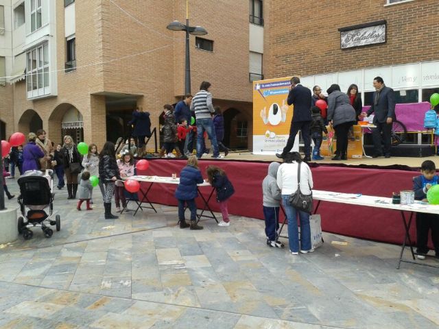 Huevos Inmaculada celebra la actividad de dibujo en la plaza Balsa Vieja que permitió hacer una gran donación a Cáritas, Foto 1