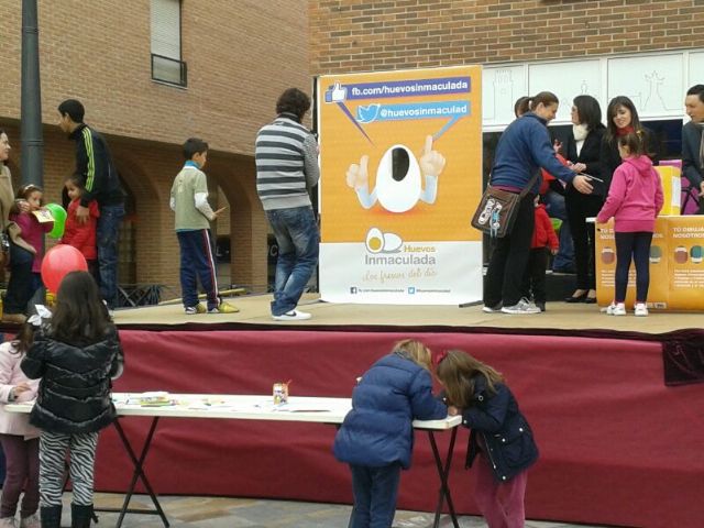 Huevos Inmaculada celebra la actividad de dibujo en la plaza Balsa Vieja que permitió hacer una gran donación a Cáritas - 2, Foto 2