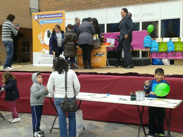 Huevos Inmaculada celebra la actividad de dibujo en la plaza Balsa Vieja que permitió hacer una gran donación a Cáritas - 3, Foto 3
