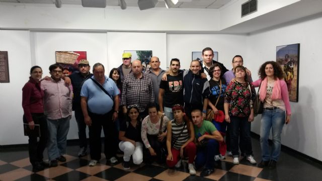 El Centro de Día de Salud Mental del ayuntamiento visita la exposición Bajo el mismo sol, Foto 1