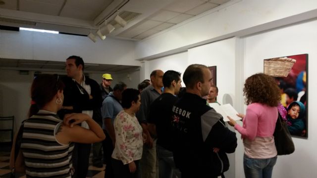 The "Center for Mental Health Day" town hall visit the exhibition "Under the Same Sun", Foto 2