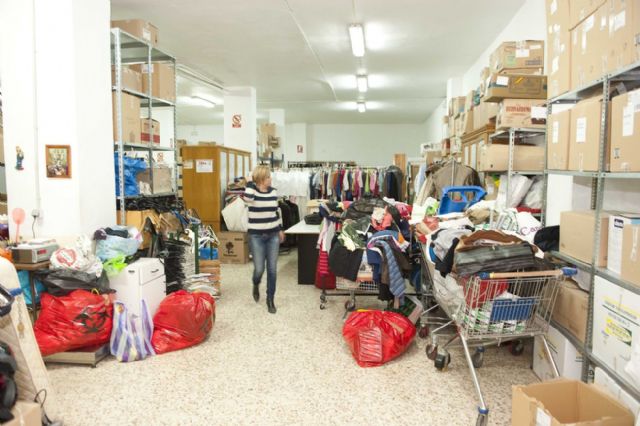 La Policía Local entrega a Cáritas ropa encontrada por los agentes en la calle - 3, Foto 3