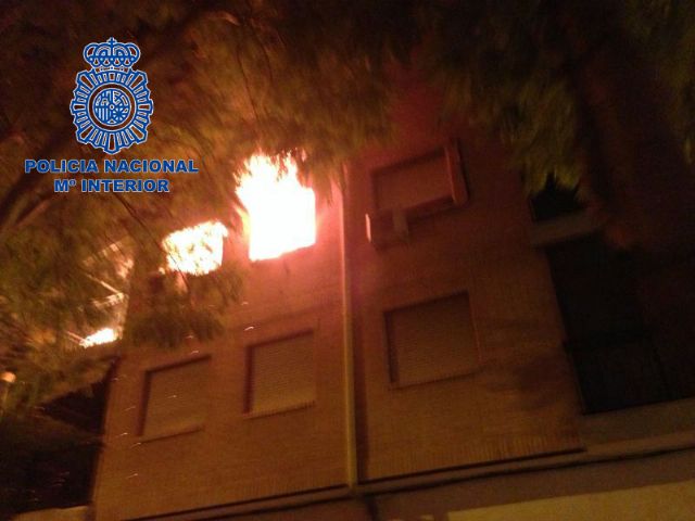 Dos policías rescatan a un hombre de un inmueble incendiado en la localidad murciana de Alcantarilla - 1, Foto 1