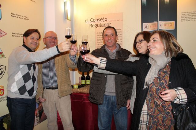 Bullas cumplió con su tradición navideña y descorchó el vino de nueces - 2, Foto 2