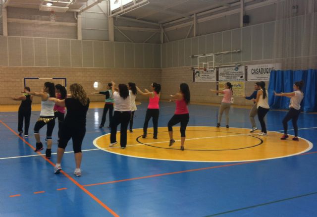 El Centro Deportivo Las Torres recoge comida y juguetes para Jesús Abandonado a ritmo de zumba, bike y otras clases - 1, Foto 1