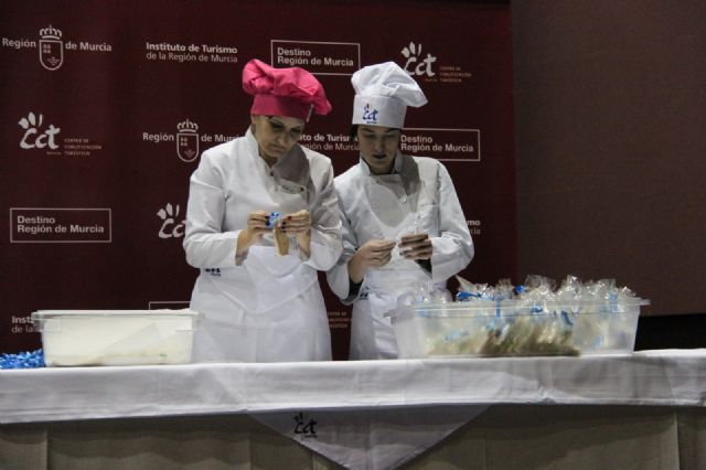 Recogiendo juguetes, repartiendo entradas, regalando ilusiones - 1, Foto 1