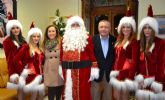 Pap Noel llega a guilas cargado de ilusin