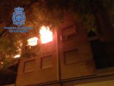 Dos policas rescatan a un hombre de un inmueble incendiado en la localidad murciana de Alcantarilla