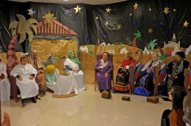 Los mayores del Centro de Día realizan un Belen Viviente - 1, Foto 1