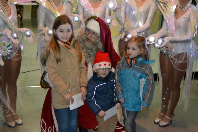 Papá Noel recoge las cartas de cientos de niños pinatarenses en la puerta del Ayuntamiento - 3, Foto 3