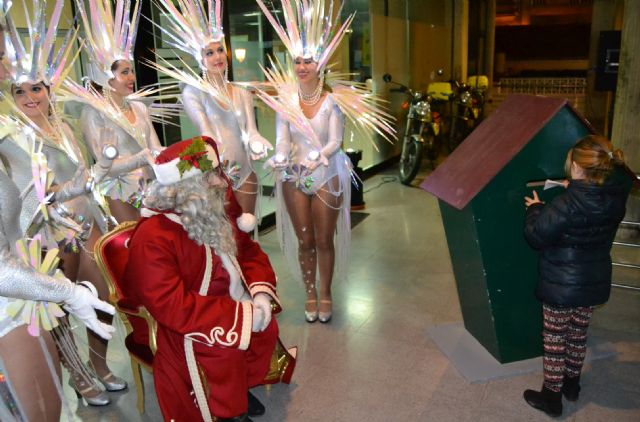 Papá Noel recoge las cartas de cientos de niños pinatarenses en la puerta del Ayuntamiento - 4, Foto 4