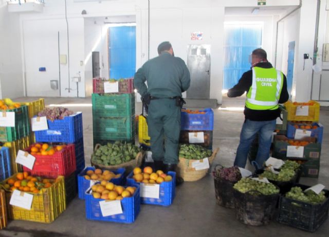 La Guardia Civil interviene más de una tonelada de productos hortofrutícolas en un mercado de Murcia - 1, Foto 1