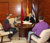El alcalde formaliza dos convenios, con Cruz Roja Jumilla y la Residencia de Ancianos, por ms de 26.000 euros