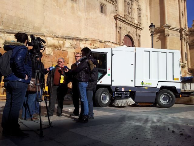 Una nueva máquina barredora contribuirá a limpiar las calles de la ciudad de forma más rápida y efectiva - 2, Foto 2