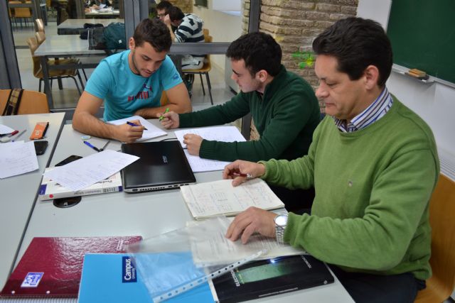 Estudiantes, de diferentes edades, en una biblioteca de la Universidad Politécnica de Cartagena, Foto 1