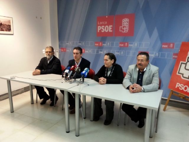 El PSOE Lorquino entrega los alimentos y ropa recogidos en la campaña Navidad Solidaria - 1, Foto 1