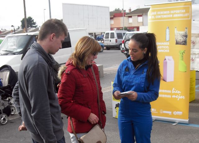 Campaña de información sobre recogida selectiva en el mercado semanal torreño - 1, Foto 1