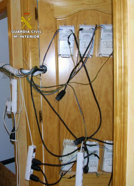 La Guardia Civil detiene a 16 personas por defraudación de fluido eléctrico en un edificio de Águilas - 1, Foto 1