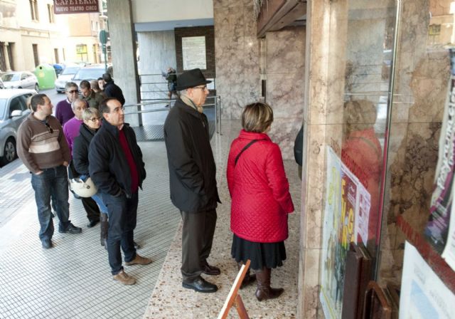 Decenas de personas hacen cola en la taquilla del concurso de chirigotas - 2, Foto 2