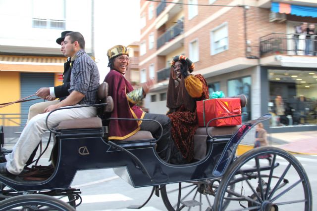 Los Reyes Magos llegan hasta Puerto Lumbreras repartiendo regalos - 1, Foto 1