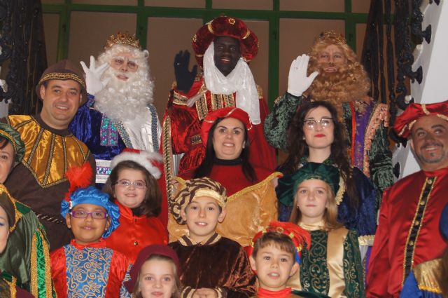 Miles de personas salen a la calle a recibir a los Reyes Magos de Oriente - 1, Foto 1