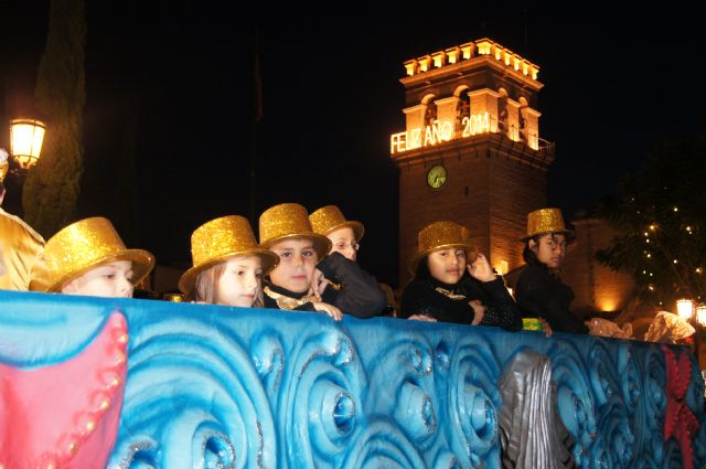 Miles de personas salen a la calle a recibir a los Reyes Magos de Oriente - 2, Foto 2