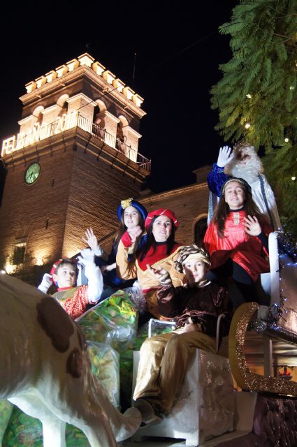 Miles de personas salen a la calle a recibir a los Reyes Magos de Oriente - 3, Foto 3